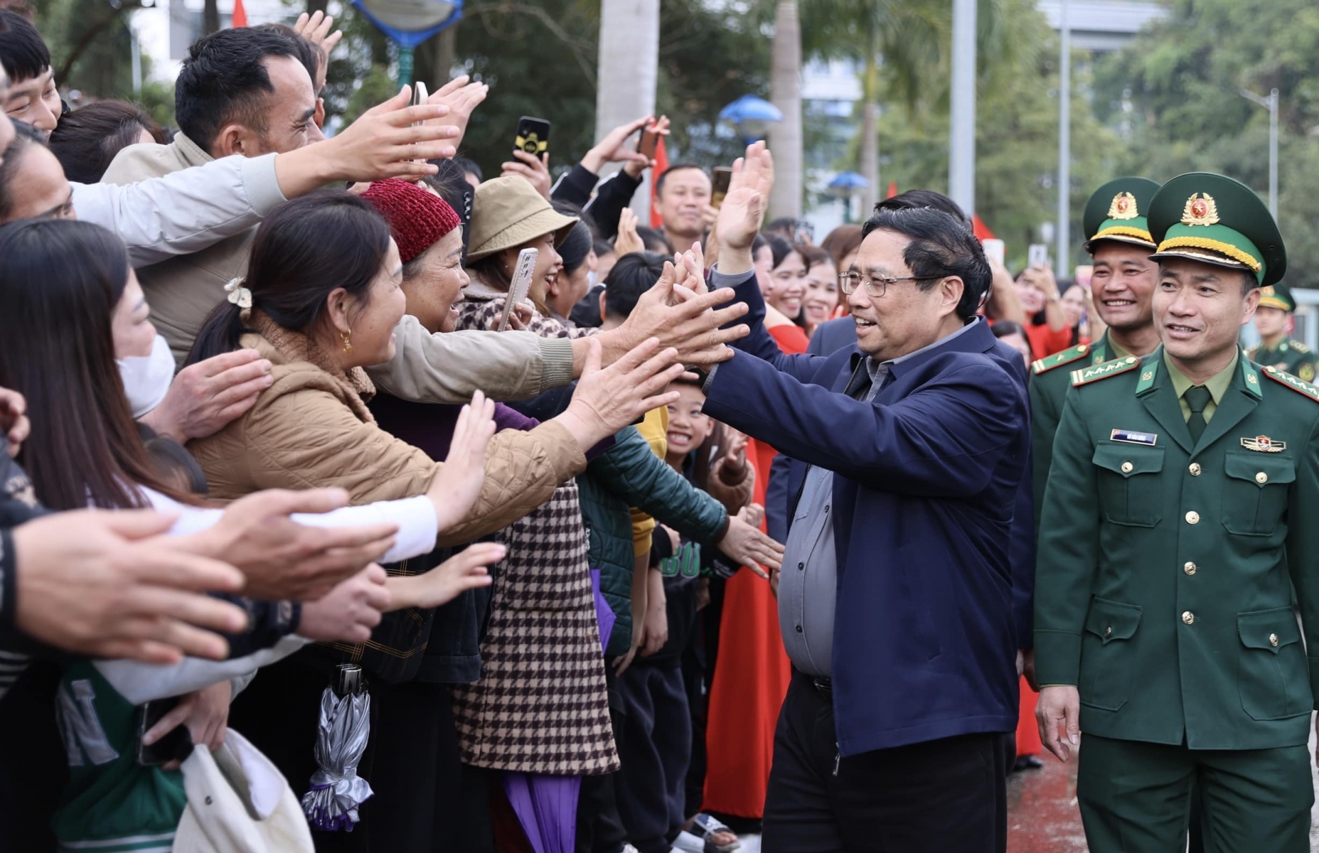 政府总理范明政到茶岭国际口岸进行实地考察。