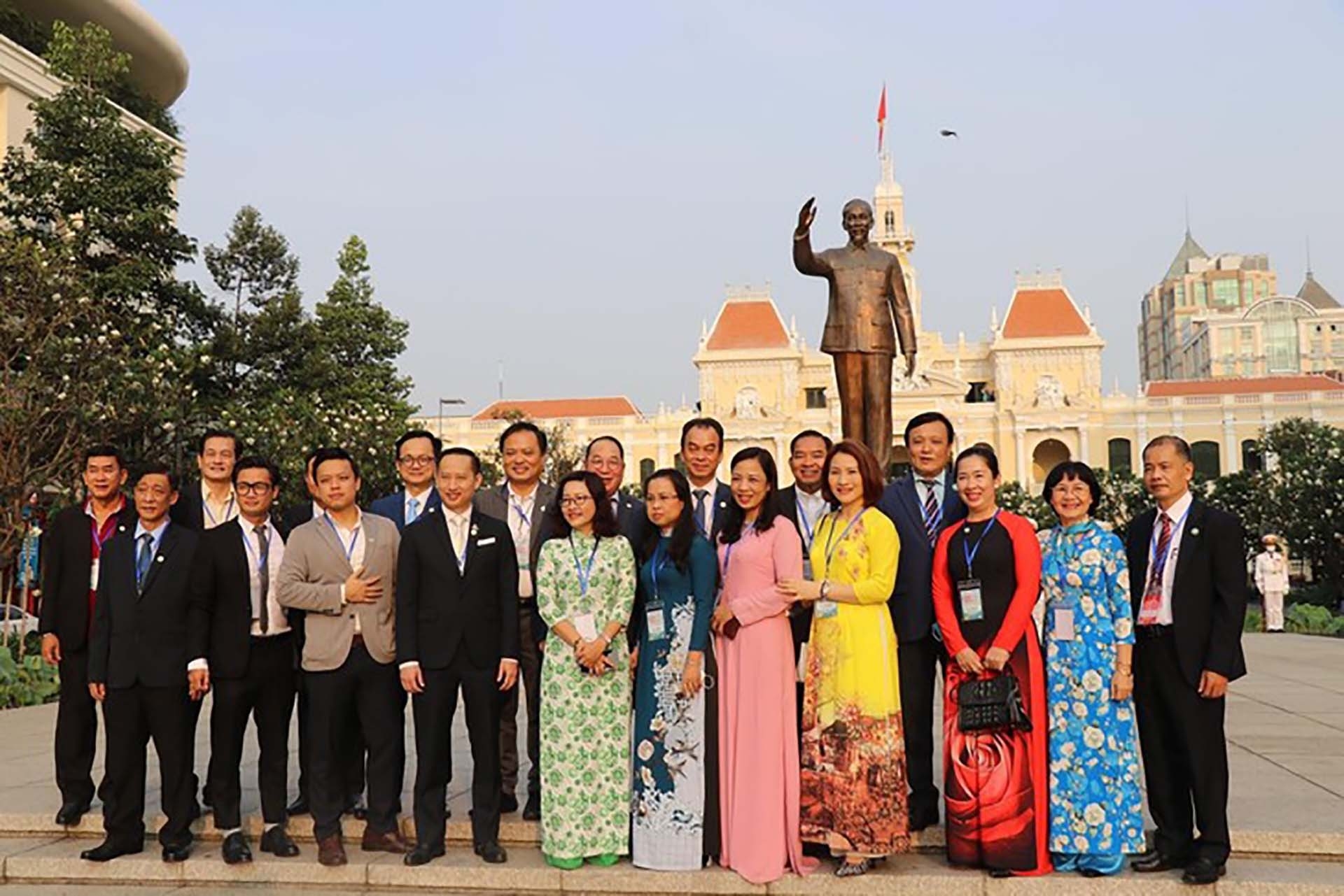 海外侨胞在胡志明市见面交流。
