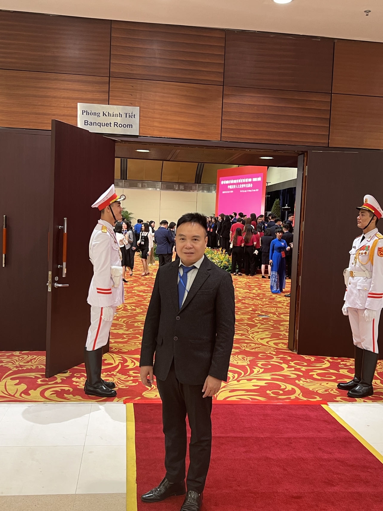 越南胡志明国家政治学院新闻与传播学院阮明环副教授、博士。
