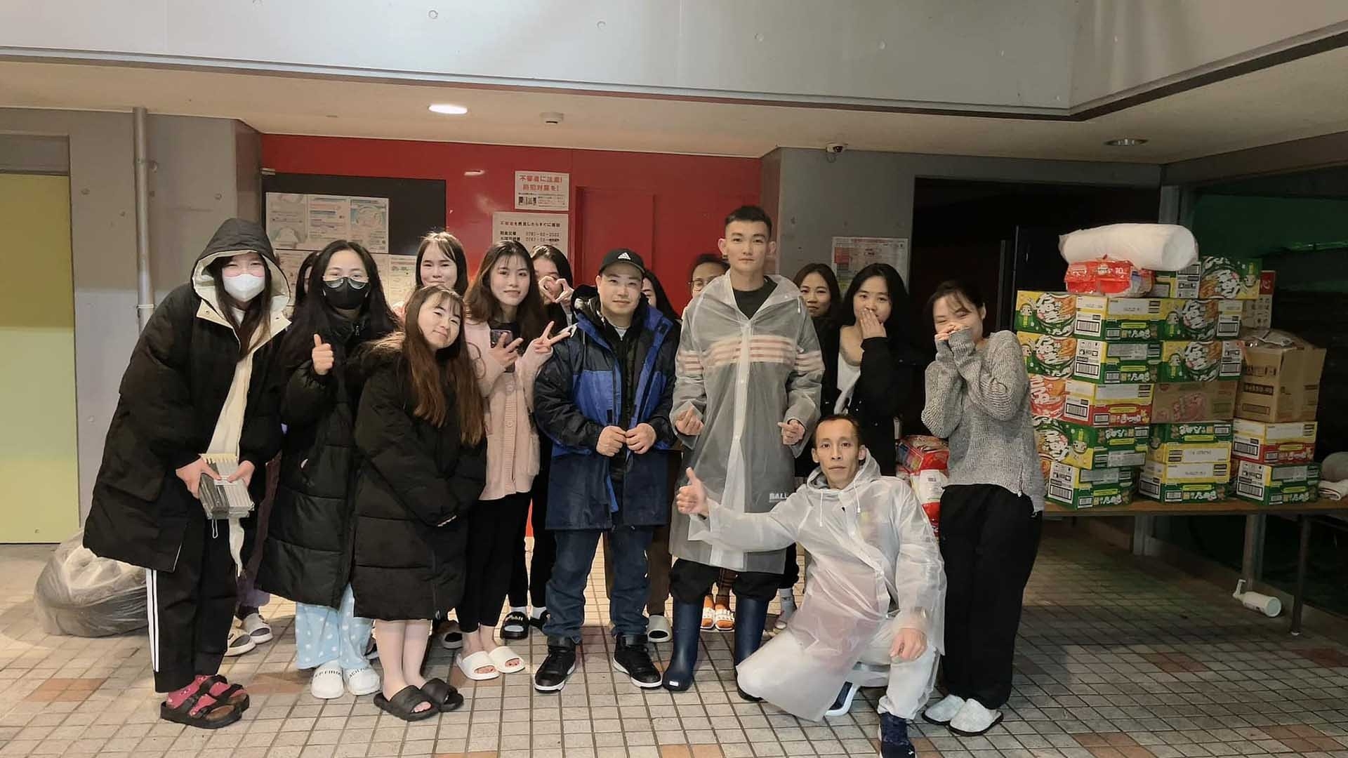 旅日越南青年向地震灾区伸出援助之手。