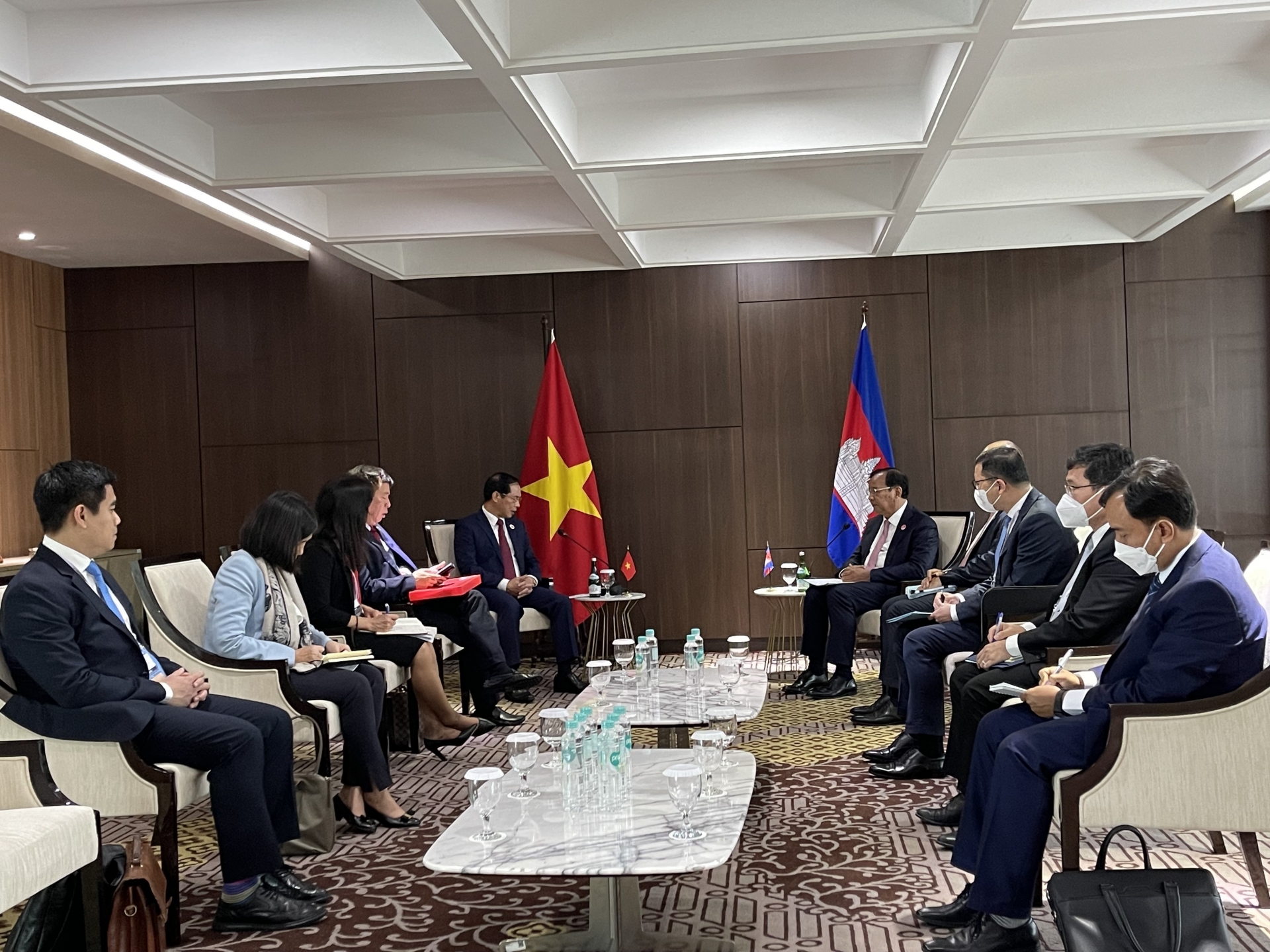 裴青山与柬埔寨副首相兼大臣布拉索昆(Prak Sokhonn)举行会晤。 裴青山与柬埔寨副首相兼大臣布拉索昆(Prak Sokhonn)举行会晤。