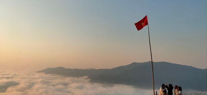 这里还设有猎云小站，供游人赏景或留下云海舒卷和雄伟群山间的精彩瞬间。