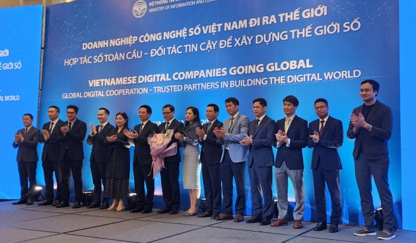 越南通信传媒部正式成立“协助数字技术企业走出国门的咨询组”。 越南通信传媒部正式成立“协助数字技术企业走出国门的咨询组”。