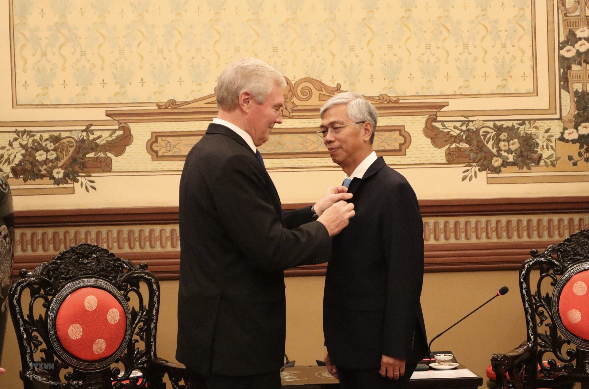 加拿大新斯科舍省渔业和水产养殖厅厅长史蒂夫·克雷格向越南胡志明市人民委员会副主席武文欢赠送新斯科舍省省徽。