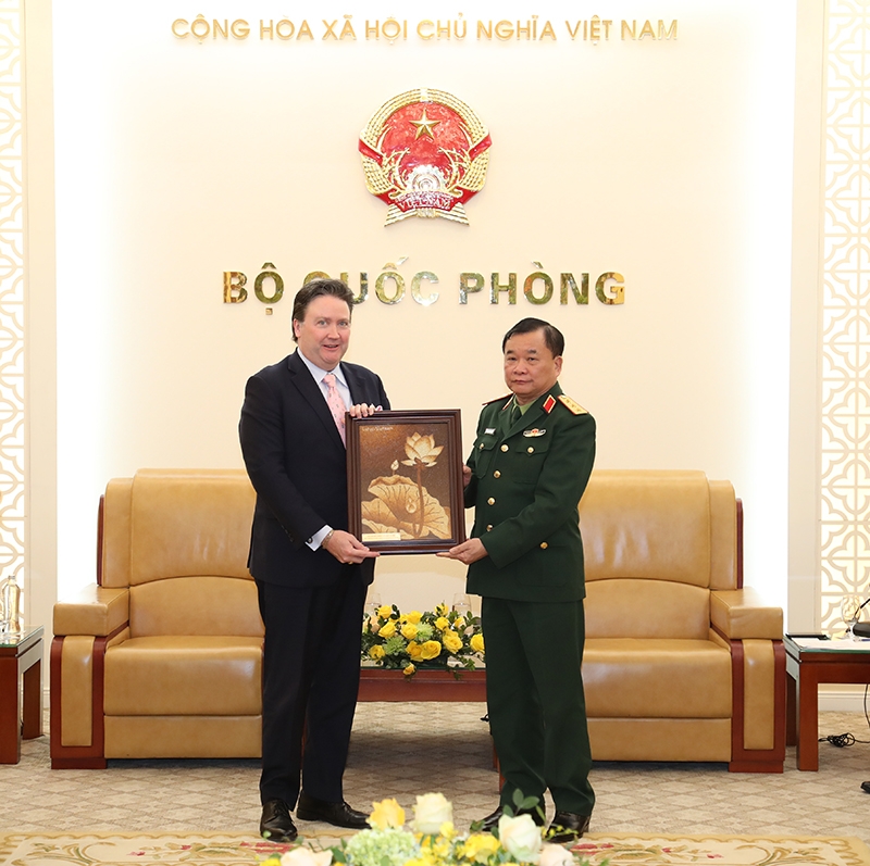 黄春战上将向美国驻越南大使马克·纳珀赠送一幅越南国花画。 黄春战上将向美国驻越南大使马克·纳珀赠送一幅越南国花画。