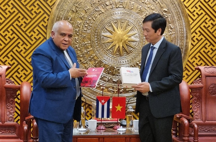 古巴驻越南大使奥兰多·尼古拉斯·埃尔南德斯·吉伦向广治省领导赠送纪念品。 古巴驻越南大使奥兰多·尼古拉斯·埃尔南德斯·吉伦向广治省领导赠送纪念品。
