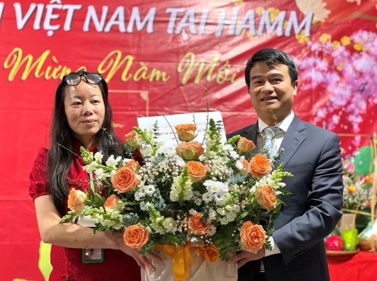 刘春仝总领事致辞并代表使馆赠送武光明大使花篮,向大会表示祝贺。(图:芳花) 刘春仝总领事致辞并代表使馆赠送武光明大使花篮,向大会表示祝贺。(图:芳花)