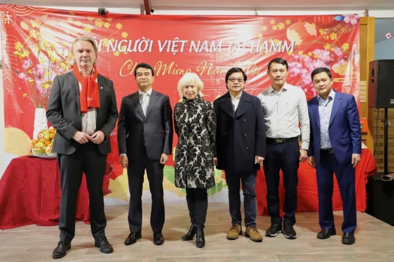 哈姆市市长莫妮卡·西姆肖瑟女士(左三)和鲁尔区中小企业协会主席格哈德·德拉班德(最左)与越南驻法兰克福总领事馆代表合影。(图:芳花) 哈姆市市长莫妮卡·西姆肖瑟女士(左三)和鲁尔区中小企业协会主席格哈德·德拉班德(最左)与越南驻法兰克福总领事馆代表合影。(图:芳花)