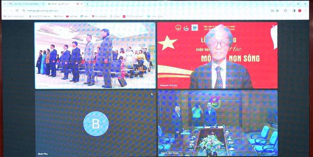 与会代表参加活动中的升旗仪式。（图：春松）