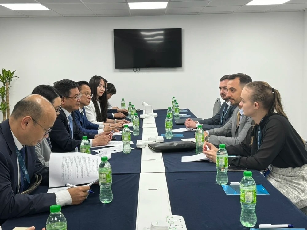 越南工贸部部长阮鸿延会见了保加利亚经济和工业部长博格丹·博格丹诺夫。 越南工贸部部长阮鸿延会见了保加利亚经济和工业部长博格丹·博格丹诺夫。