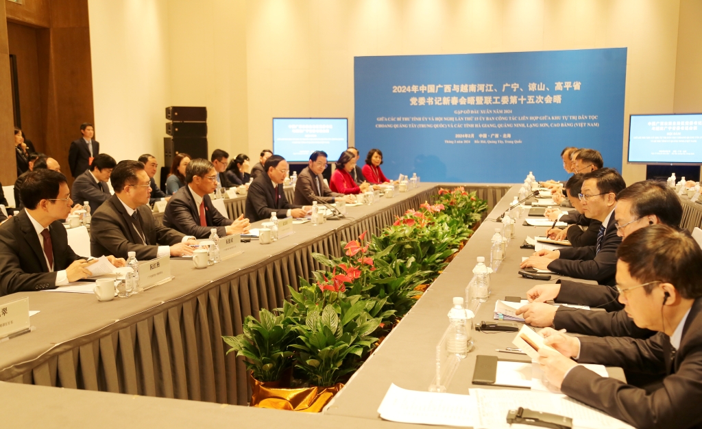 越共中央委员、省委书记、省人民议会主席阮春记同志与中共中央委员、广西壮族自治区党委书记、人大常委会主任刘宁举行了工作会谈。