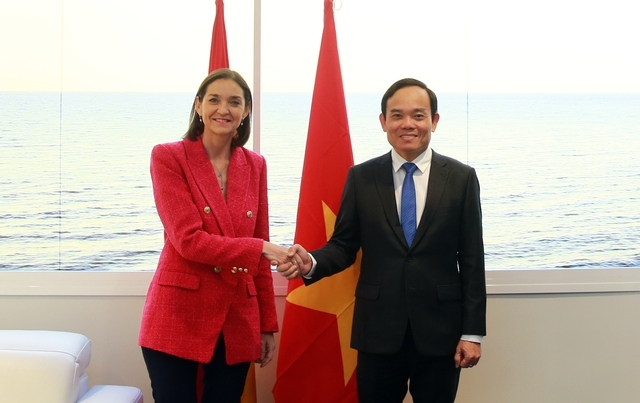越南政府副总理陈流光与西班牙工业、贸易和旅游部部长马罗托亲切握手。 越南政府副总理陈流光与西班牙工业、贸易和旅游部部长马罗托亲切握手。