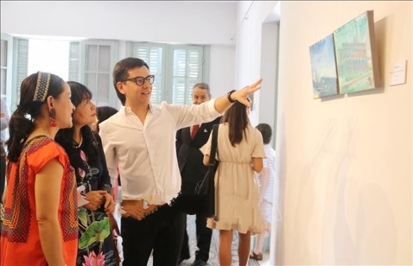 墨西哥著名画家画展在胡志明市举行。 墨西哥著名画家画展在胡志明市举行。