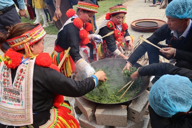 茶叶杀青后,从锅中取出,薄薄地摊在垫子上晾凉,再放回热锅中继续杀青至干。 茶叶杀青后,从锅中取出,薄薄地摊在垫子上晾凉,再放回热锅中继续杀青至干。
