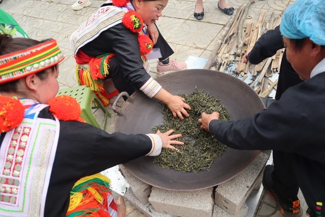 每批茶叶大约需要3个半小时才能完全干燥。 每批茶叶大约需要3个半小时才能完全干燥。