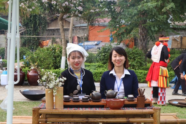 2023 年山雪茶节的参与者可以品尝茶民泡出的茶并购买茶叶作为礼物。 2023 年山雪茶节的参与者可以品尝茶民泡出的茶并购买茶叶作为礼物。