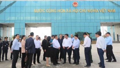 中国东兴市代表团赴芒街市进行考察工作