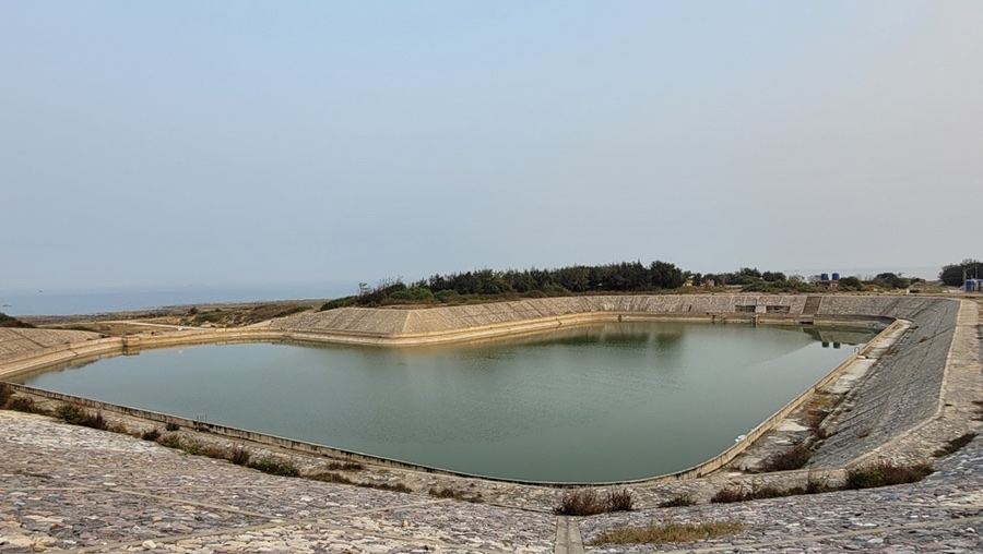 容量4.5万立方米的淡水湖已于2020年4月投入使用，是岛县重要的水库。（图：秋黎）