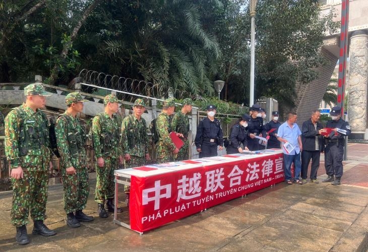 在清水国际口岸的边境桥上，两单位的干部向两国边界居民散发传单宣传越中法。 （图：金庆）