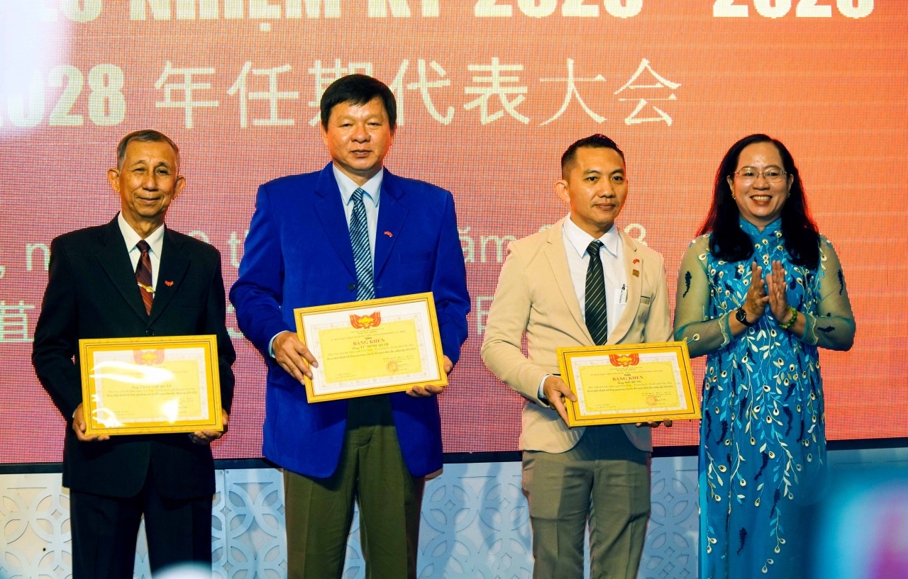 芹苴市越南祖国阵线委员会领导向2018-2023年任期内为民间外交工作做出积极贡献的芹苴市越中友好协会3名个人颁发了奖状。 芹苴市越南祖国阵线委员会领导向2018-2023年任期内为民间外交工作做出积极贡献的芹苴市越中友好协会3名个人颁发了奖状。