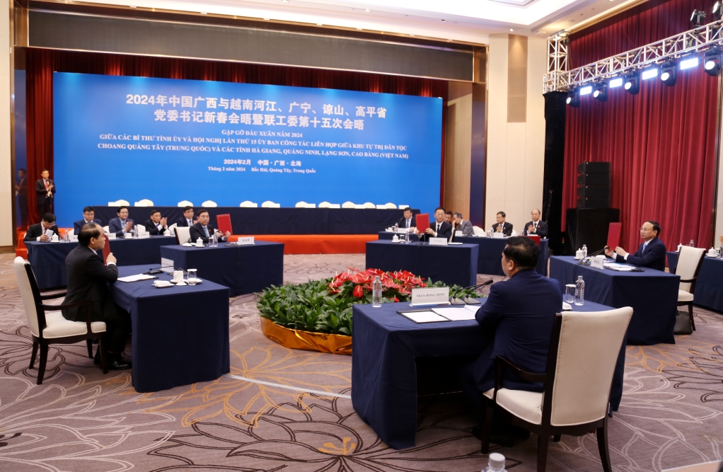 地方领导人举行了越南高平省、广宁省、谅山省、河江省省委与中国广西壮族自治区区委友好合作备忘录的签署仪式。