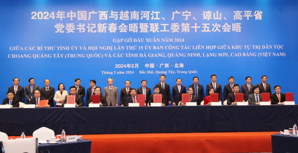 广宁芒街市委与广西东兴市委签署关于建立全面合作机制的谅解备忘录； 签署广宁省传媒中心与广西广播电视台的协议；签署2024年-2026年阶段河江省、广宁省、谅山省、高平省卫生厅和广西壮族自治区卫生健康委员会的医疗合作实施计划。
