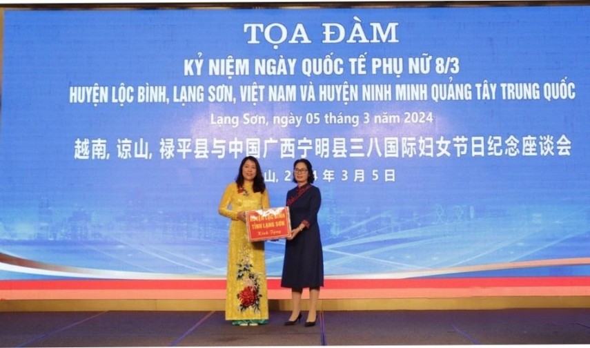 禄平县代表团代表(左)向广西壮族自治区宁明县代表团赠送礼物。 禄平县代表团代表(左)向广西壮族自治区宁明县代表团赠送礼物。