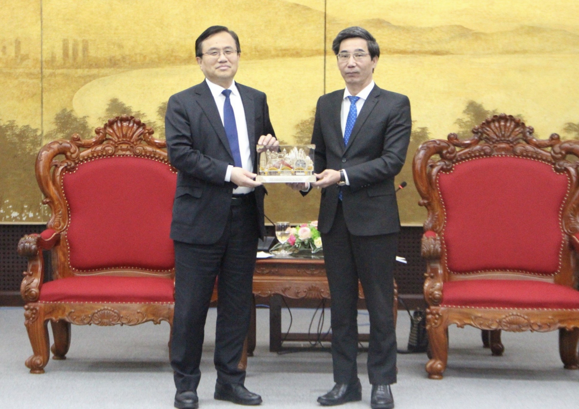 岘港市人民委员会副主席陈志强(右)与中国山东省副省长宋军继。 岘港市人民委员会副主席陈志强(右)与中国山东省副省长宋军继。