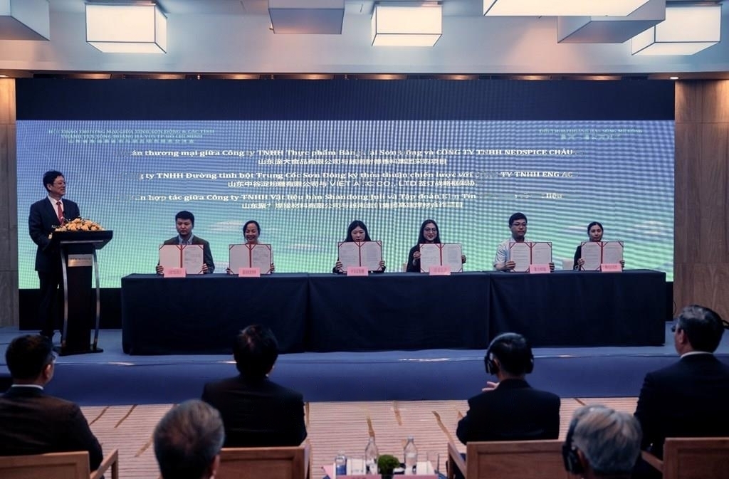 胡志明市和中国山东省有关单位在会上签署了合作协议。 胡志明市和中国山东省有关单位在会上签署了合作协议。