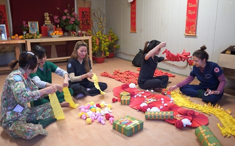 妇女小组在南苏丹越南野战医院装饰庆祝传统春节。 妇女小组在南苏丹越南野战医院装饰庆祝传统春节。
