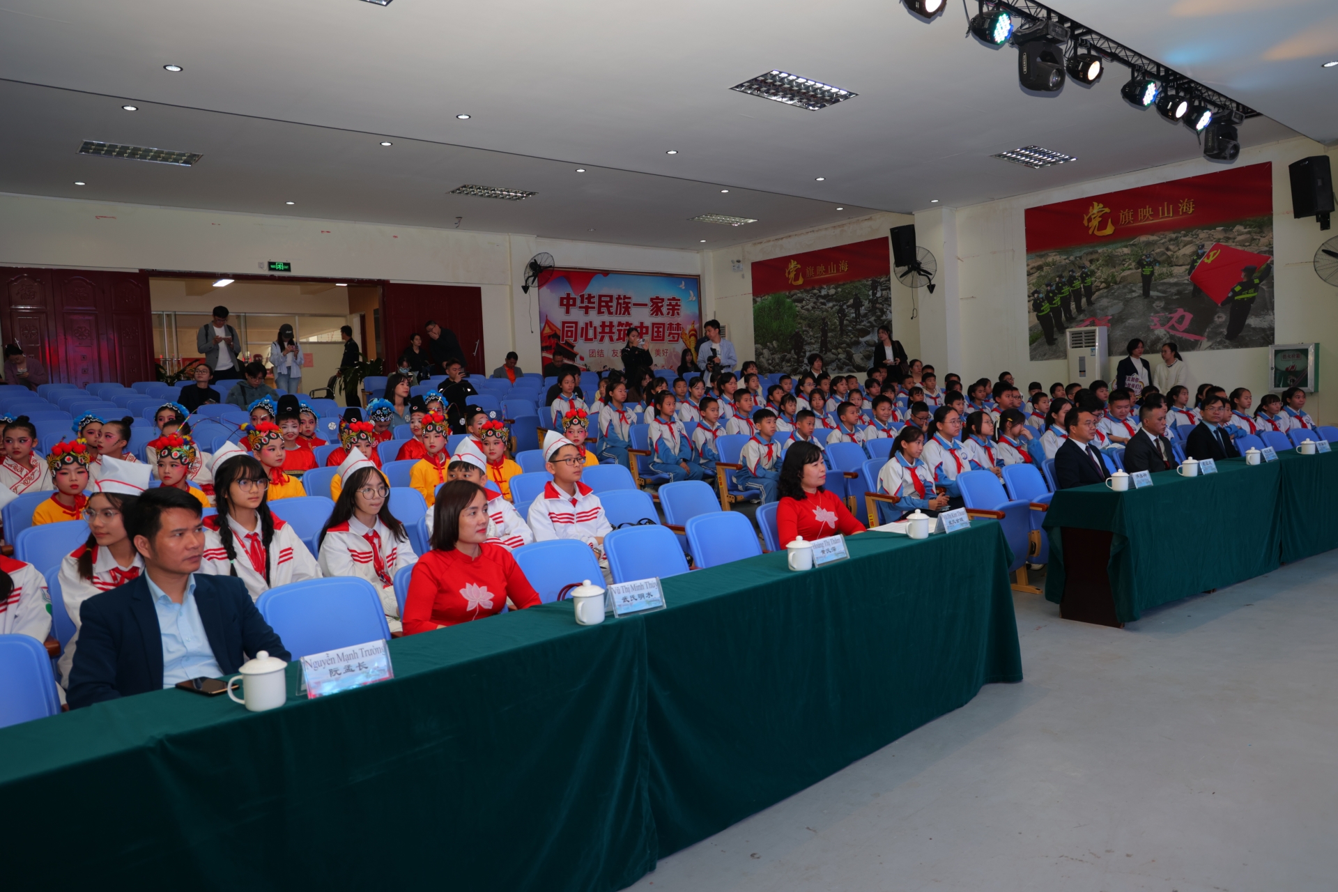 举行越南芒街市与中国东兴市青少年文明互学交流活动