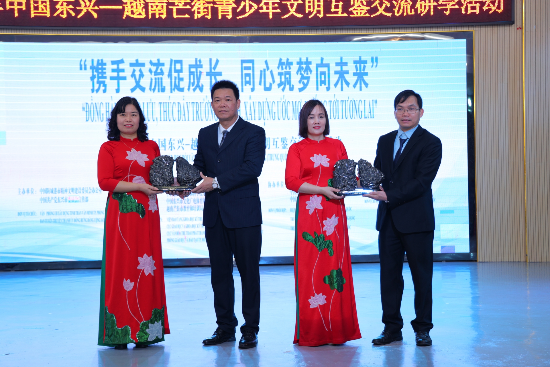 举行越南芒街市与中国东兴市青少年文明互学交流活动