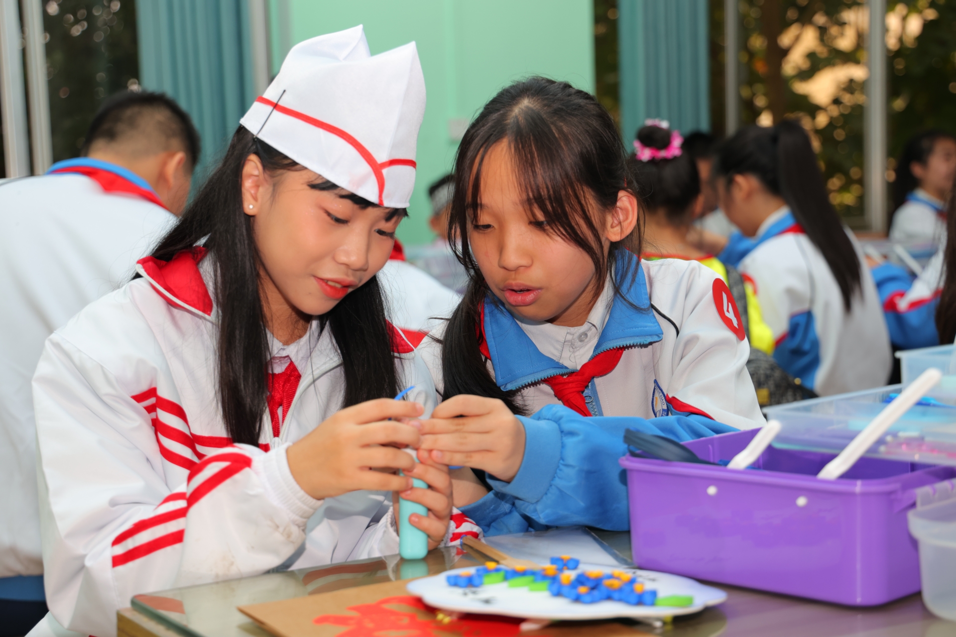 举行越南芒街市与中国东兴市青少年文明互学交流活动