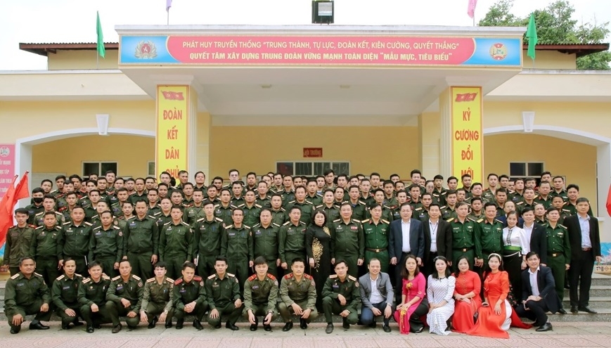 各位代表与120名老挝人民军干部合影留念。 各位代表与120名老挝人民军干部合影留念。