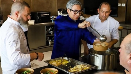 向以色列食客介绍越南传统河粉
