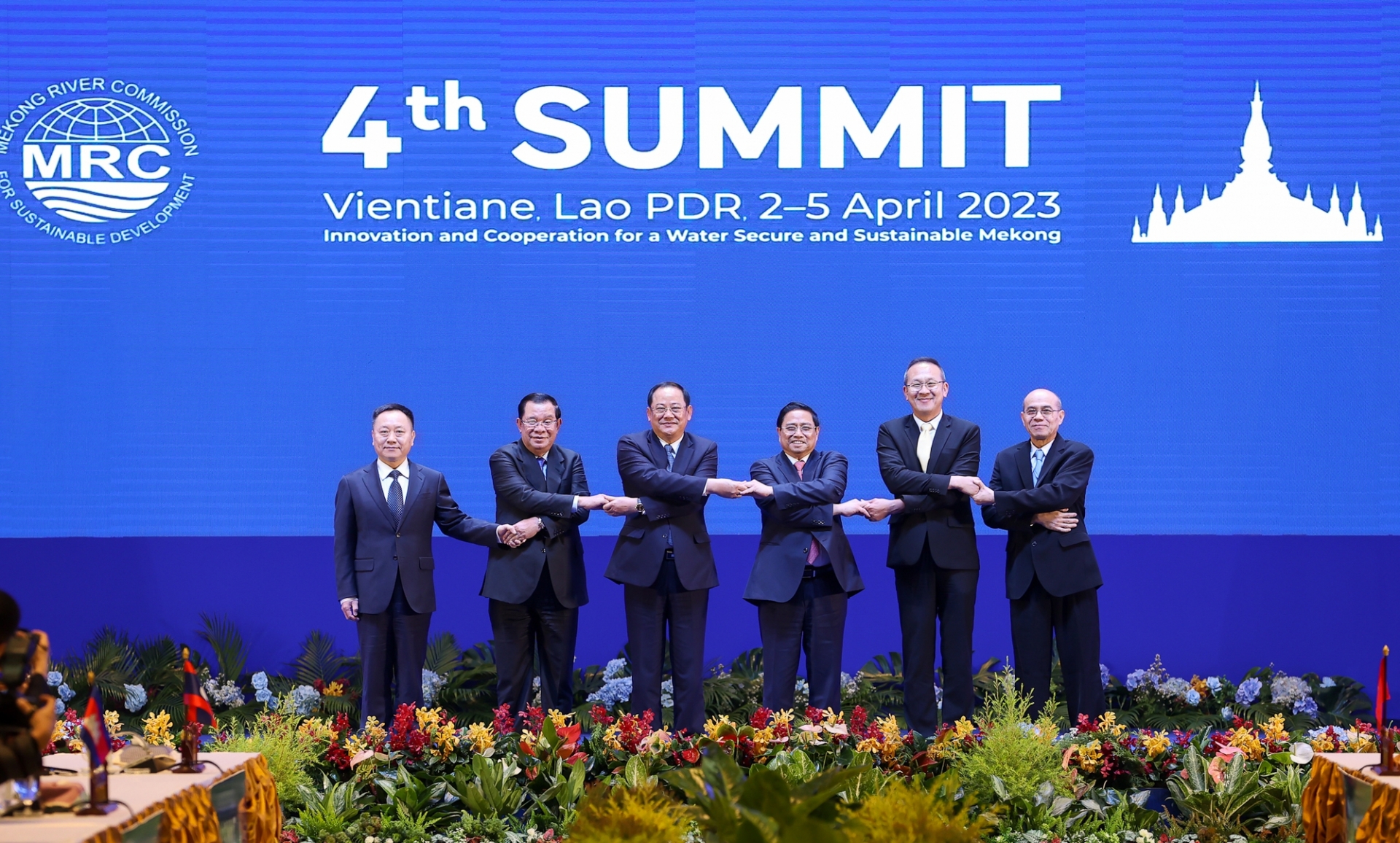 越南政府总理范明政与各位代表合影。 越南政府总理范明政与各位代表合影。
