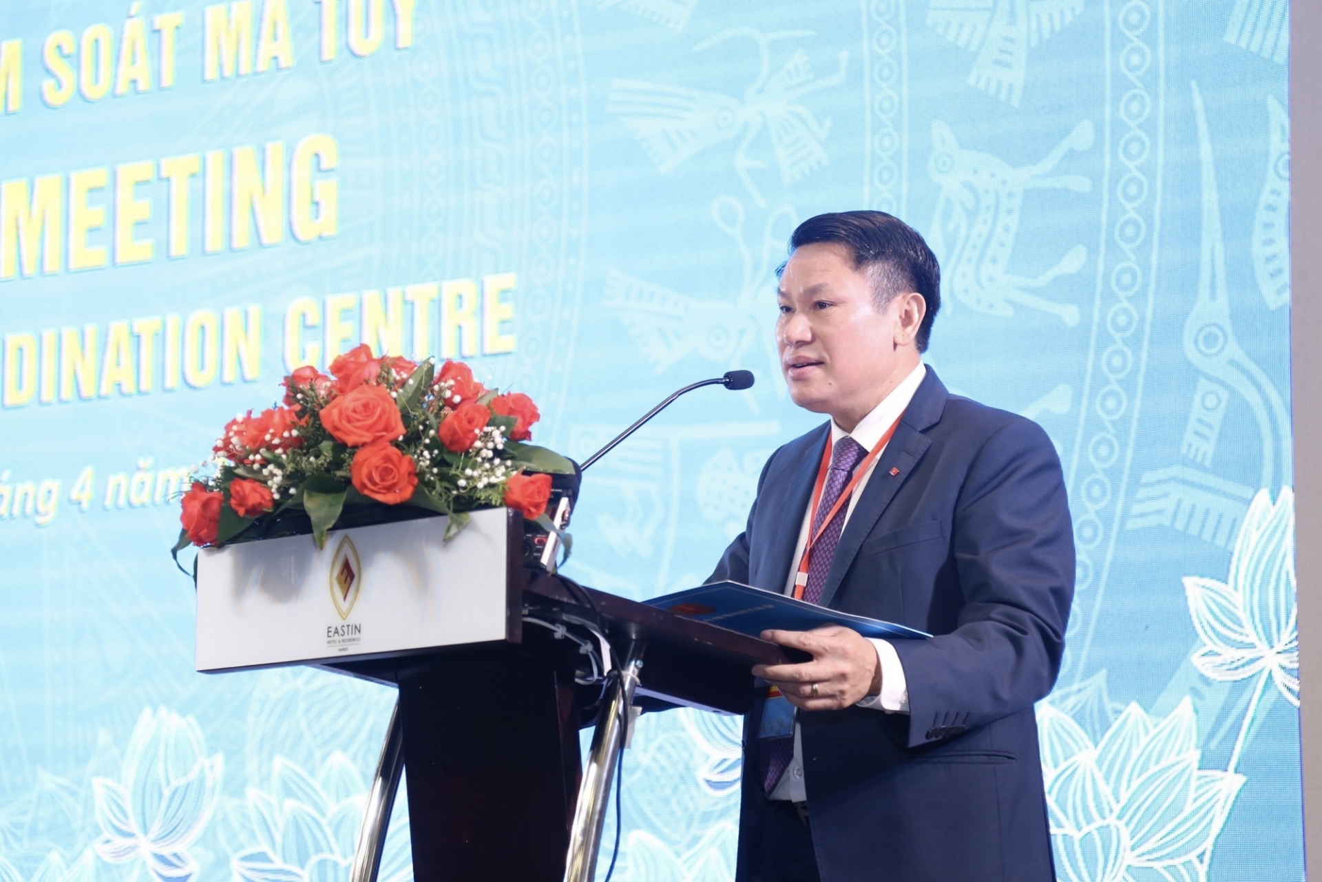 毒品犯罪调查局局长阮文援少将在会上发言。