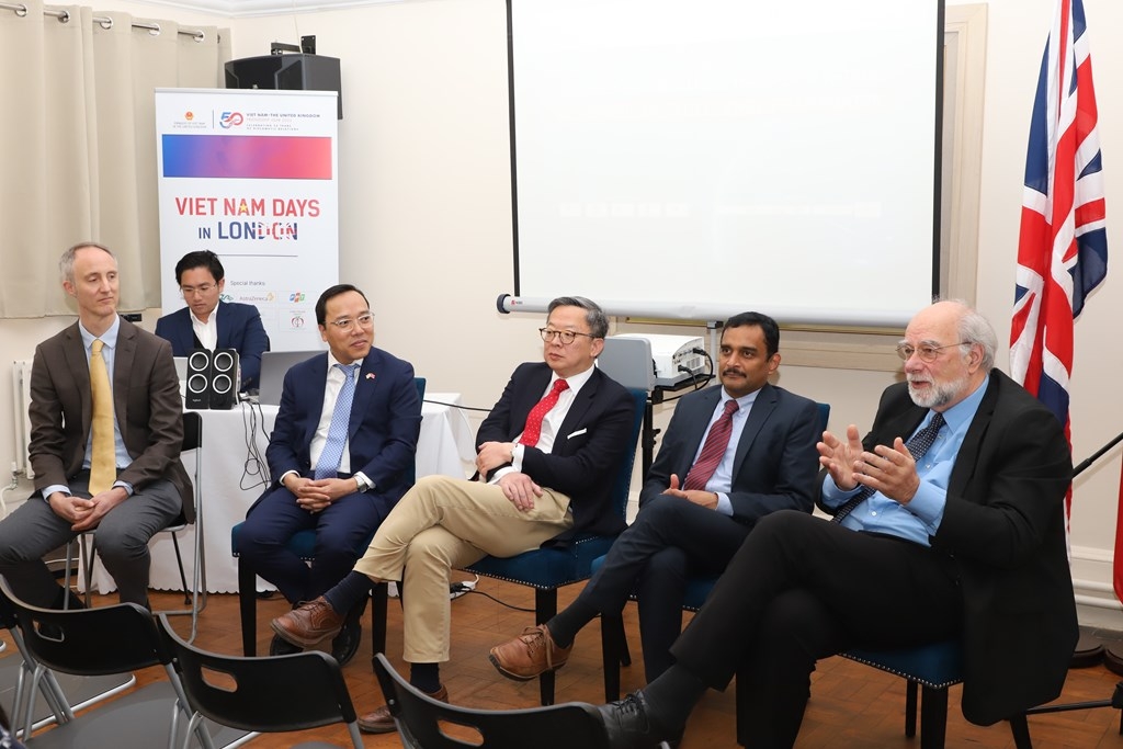 越南驻英国大使阮黄龙与各代表出席教育研讨会。 越南驻英国大使阮黄龙与各代表出席教育研讨会。