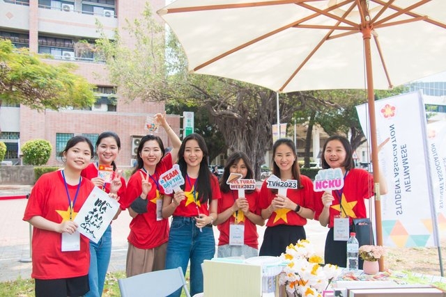 大学生们对各项文化交流活动都很感兴趣。 大学生们对各项文化交流活动都很感兴趣。