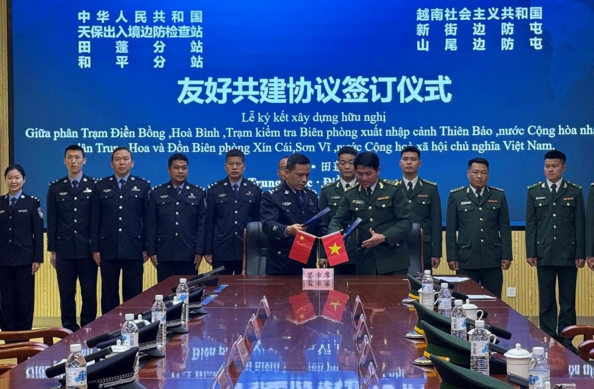 越南河江边防部队山伟边防屯和辛盖边防屯与中国天保出入境边防检查站和平分站和田蓬分站在中国云南省富宁县田蓬镇配合举行2023年、2024年第一季度口岸和通道管制工作总结暨2024年第二季度工作任务部署会谈。 越南河江边防部队山伟边防屯和辛盖边防屯与中国天保出入境边防检查站和平分站和田蓬分站在中国云南省富宁县田蓬镇配合举行2023年、2024年第一季度口岸和通道管制工作总结暨2024年第二季度工作任务部署会谈。