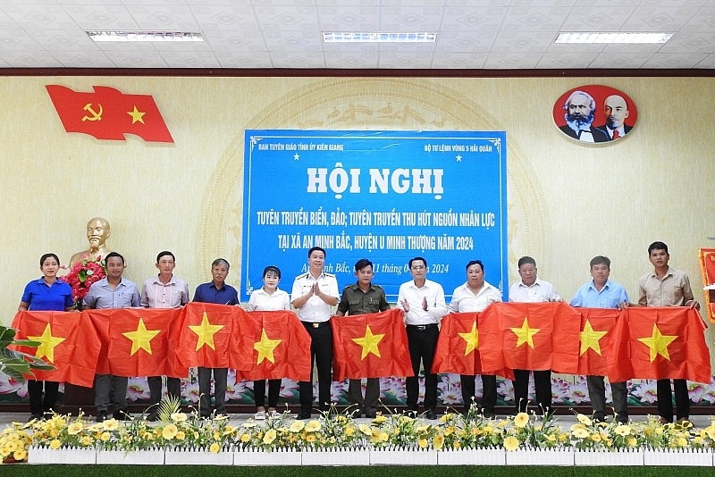 组委会向渔民和代表赠送国旗。