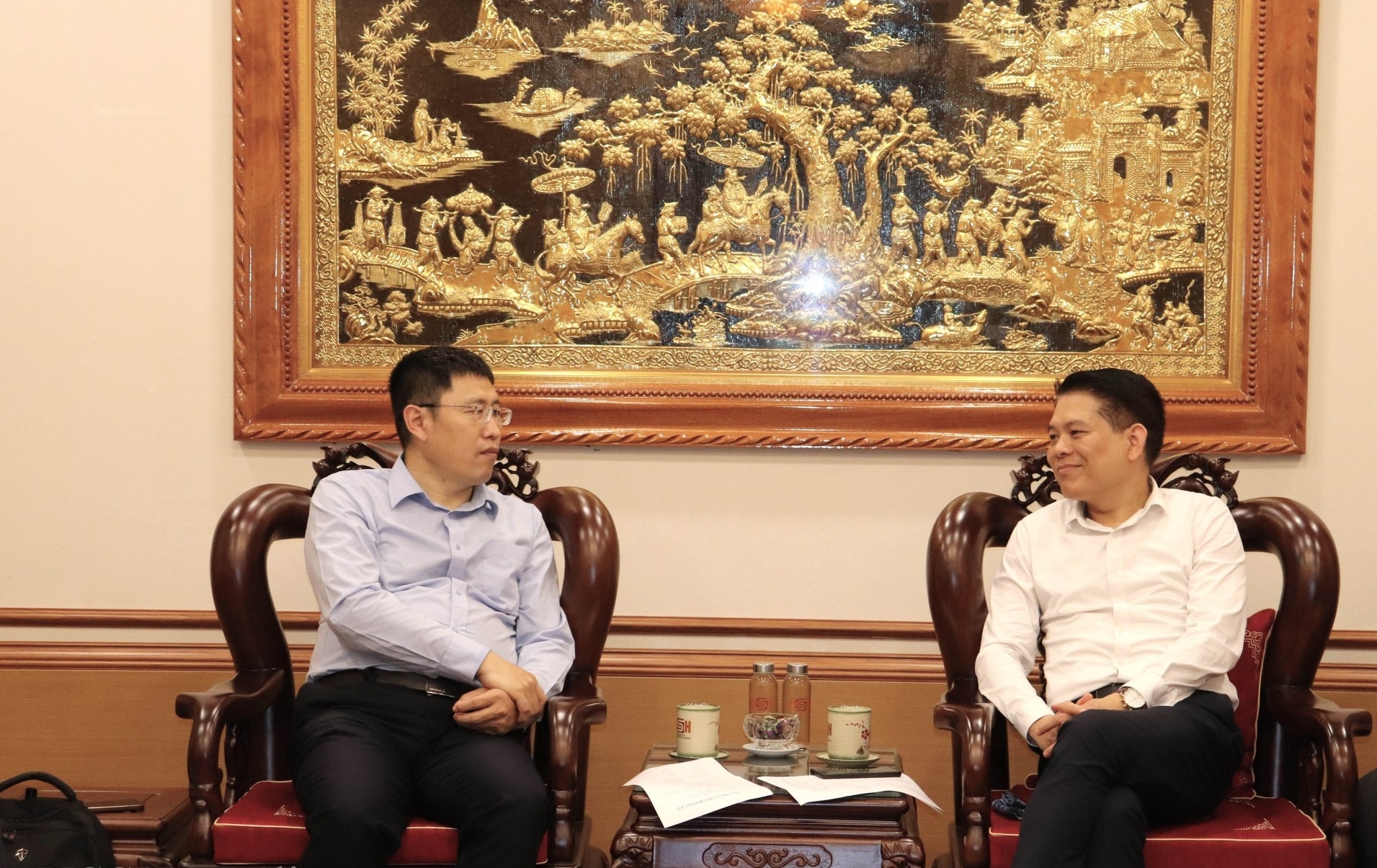 复旦大学中国与周边国家关系研究中心主任赵卫华教授和社会与人文科学大学党委副书记、理事会副主席裴成南副教授/博士。 复旦大学中国与周边国家关系研究中心主任赵卫华教授和社会与人文科学大学党委副书记、理事会副主席裴成南副教授/博士。