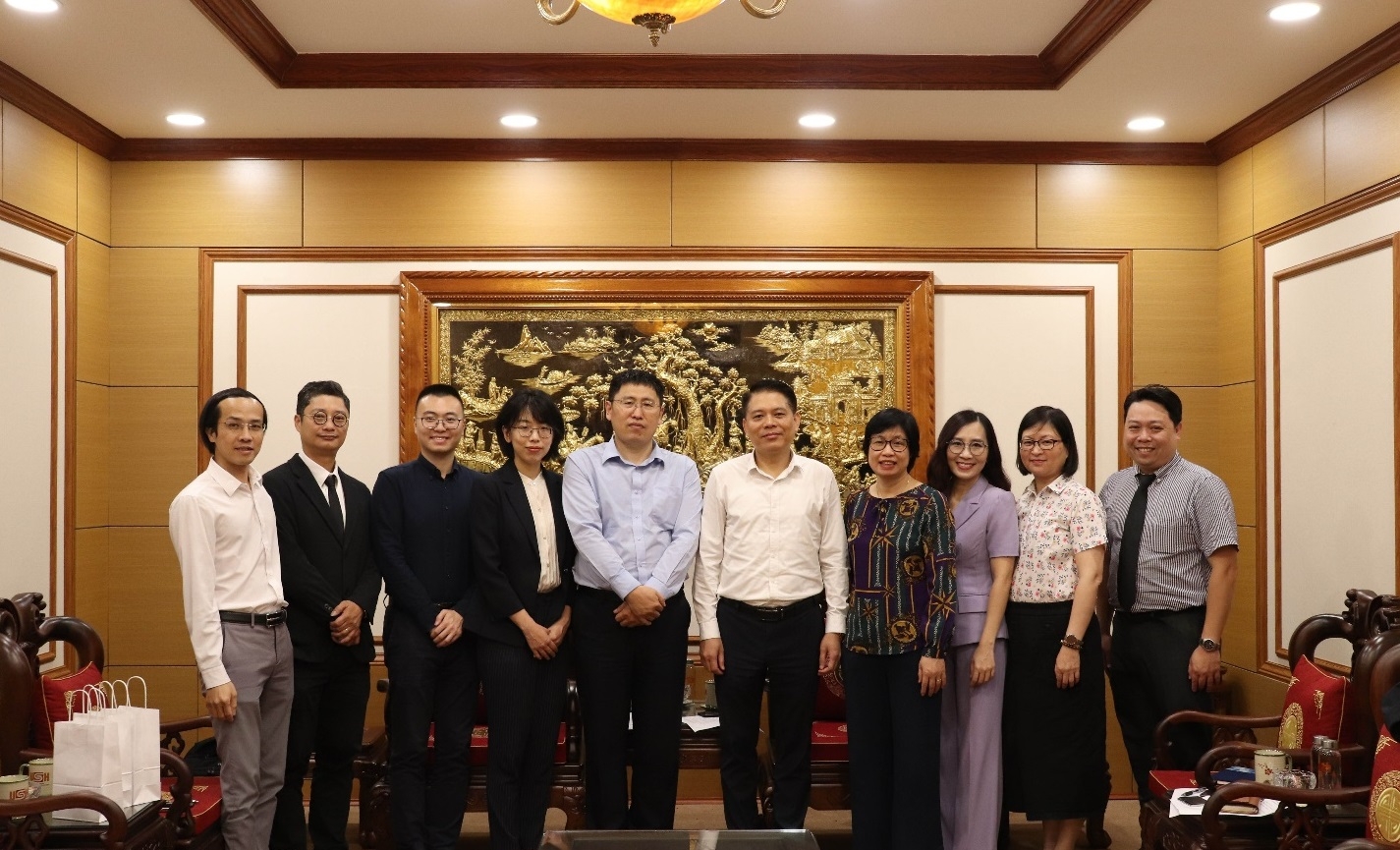 双方领导人与参会代表合影留念 双方领导人与参会代表合影留念