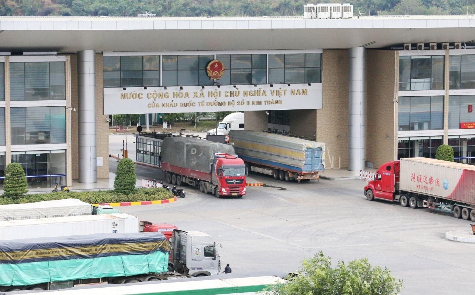 老街省毗邻中国云南省，因此在对接、贸易和经济发展方面具有许多优势。