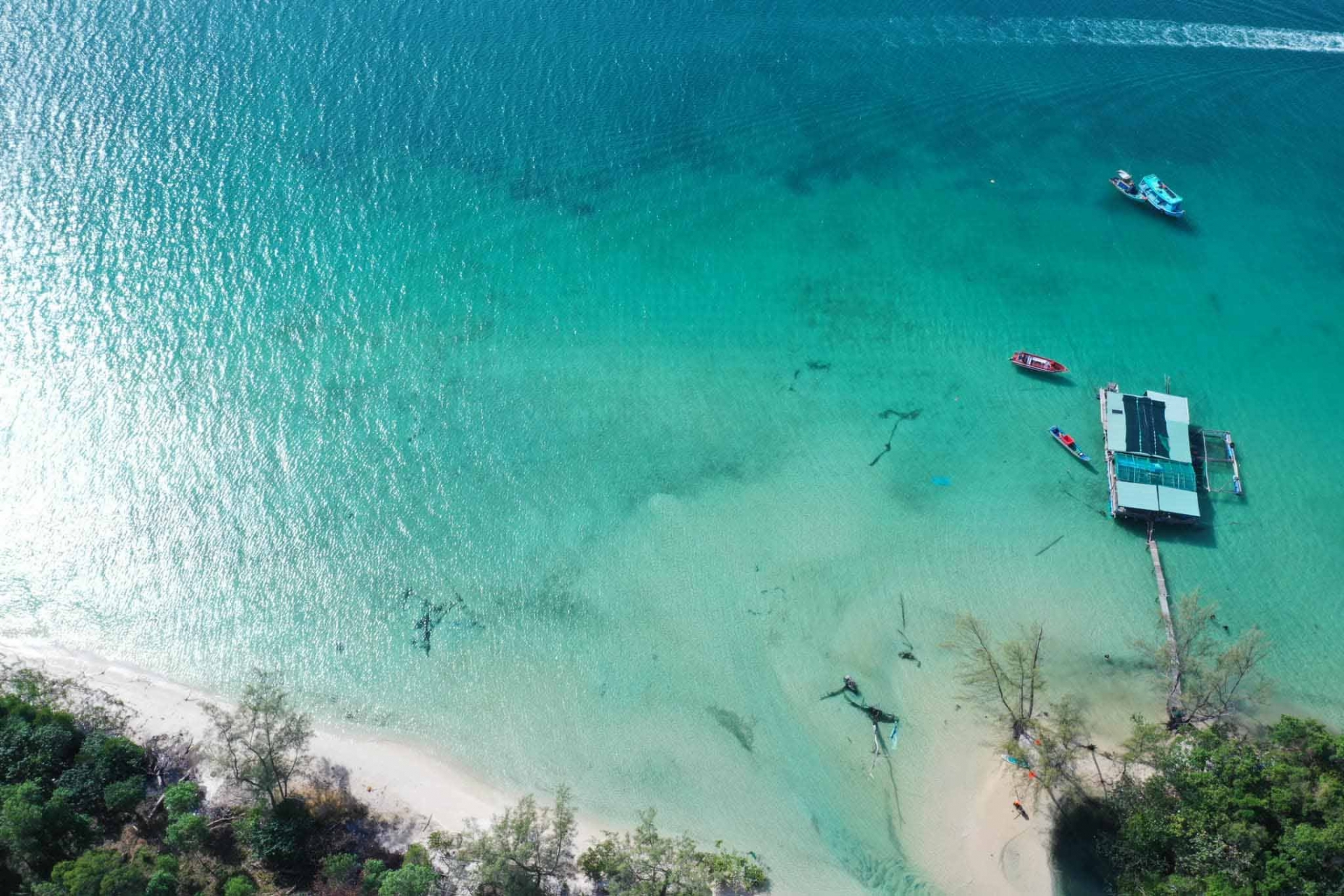 涵龙角地区的蓝色海水。(图:阮文青) 涵龙角地区的蓝色海水。(图:阮文青)