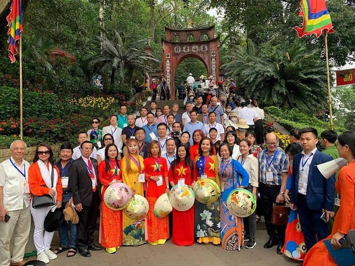 越侨代表团在雄王庙遗迹区合影留念。(图:黎安) 越侨代表团在雄王庙遗迹区合影留念。(图:黎安)