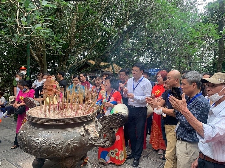 外交部副部长范光效和越侨代表团敬香并举行向雄王敬告去年取得的成果和感恩祖先功德的仪式。 外交部副部长范光效和越侨代表团敬香并举行向雄王敬告去年取得的成果和感恩祖先功德的仪式。