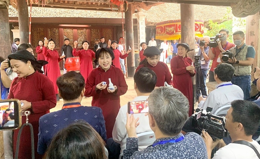 代表团观看了春哥表演,并与春哥艺人合唱。 代表团观看了春哥表演,并与春哥艺人合唱。