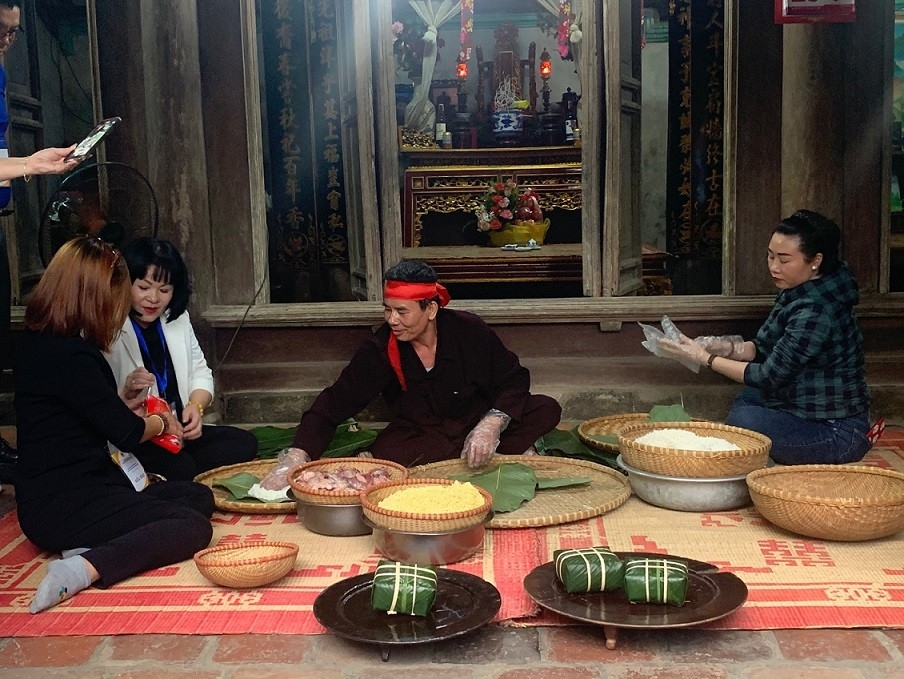 侨参加了与雄泸古村村民一起包粽子的体验活动。 侨参加了与雄泸古村村民一起包粽子的体验活动。
