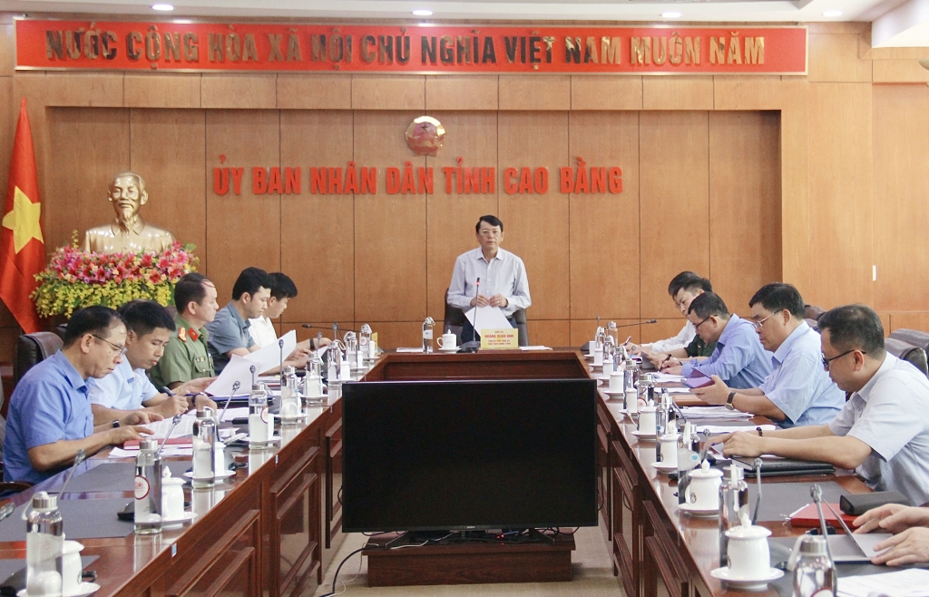 省人民委员会主席黄春英在会议上发言。 省人民委员会主席黄春英在会议上发言。